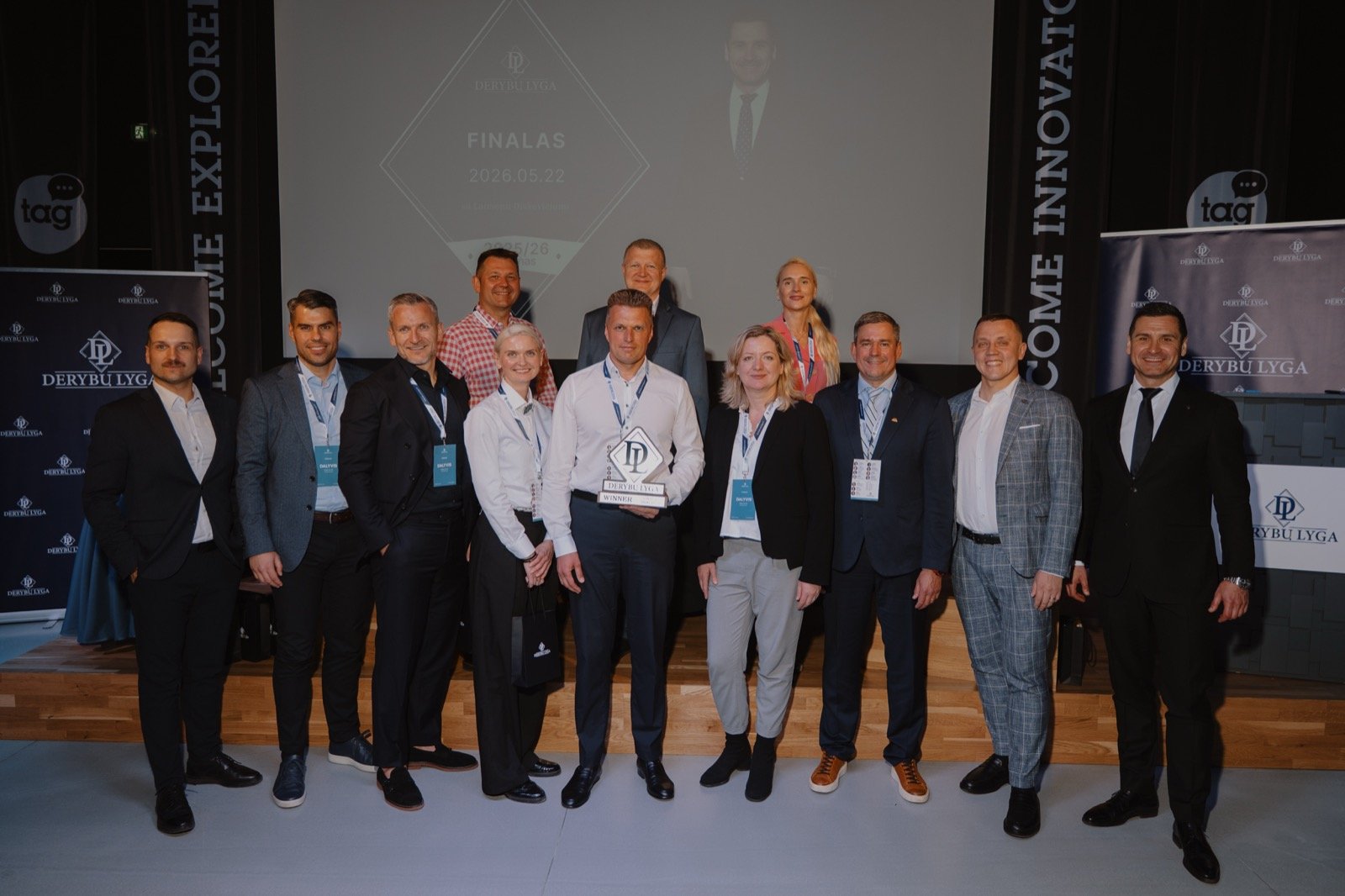 Finalo dalyvių ir organizatorių bendra nuotrauka su „Winner“ apdovanojimu