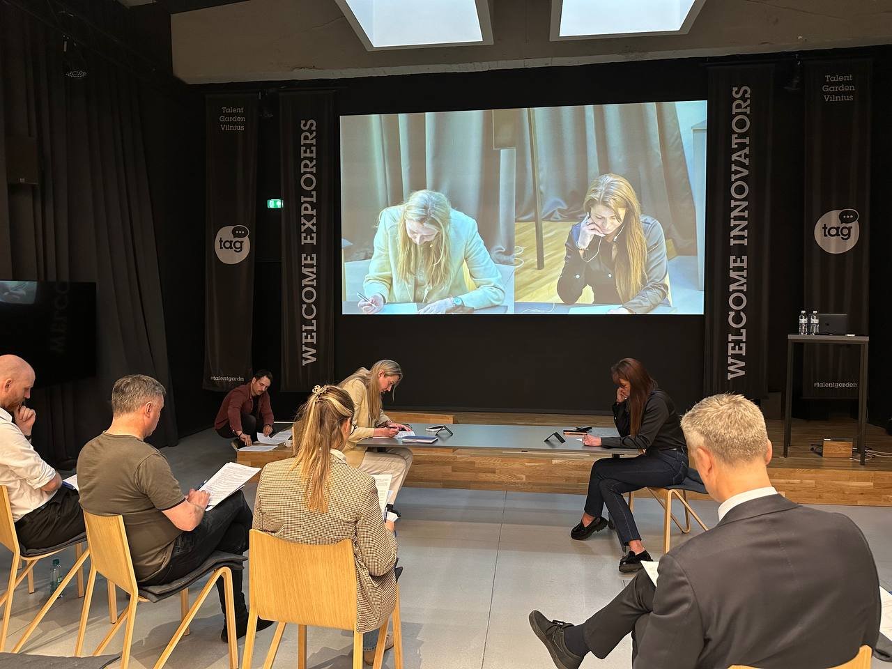 Atvirų derybų mokymų dalyviai pratybų metu Talent Garden Vilnius
